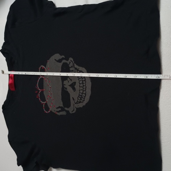 Small black skull t-shirt with red rhinestone crown - Picture 4 of 5
